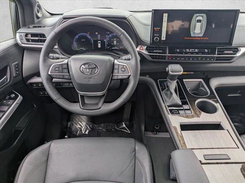 Used 2025 Toyota Sienna Platinum image 23