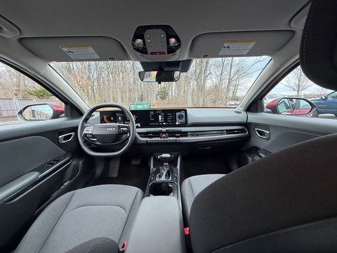 Used 2025 Kia K4 LXS image 32