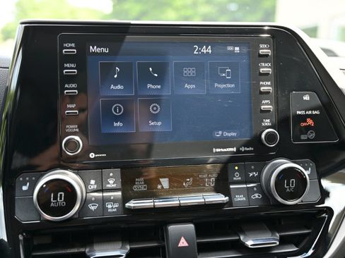 Used 2021 Toyota Highlander XLE AWD/4WD image 28