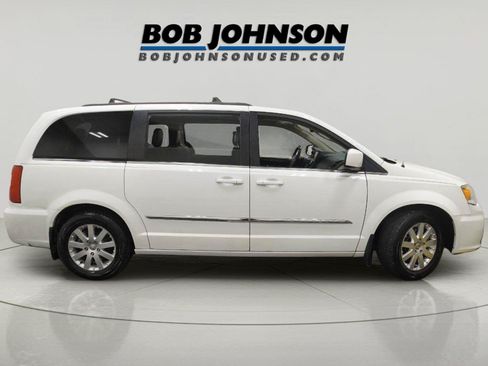Used 2016 Chrysler Town & Country Touring FWD image 8