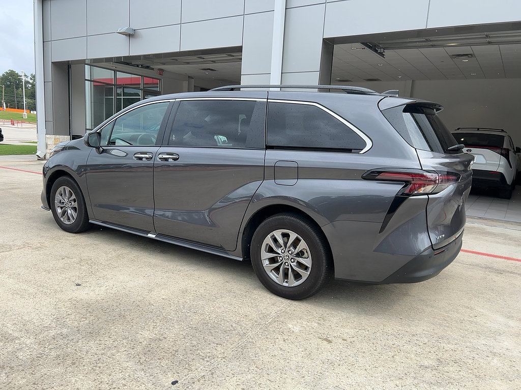 Used 2025 Toyota Sienna XLE FWD image 5