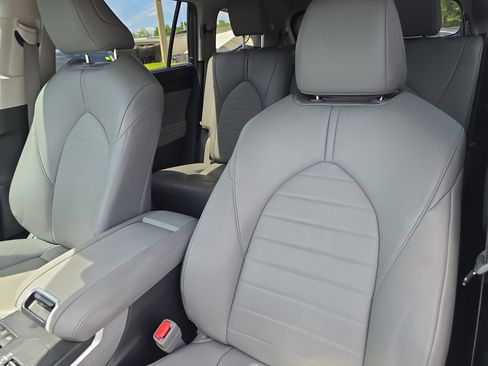 Used 2023 Toyota Highlander XLE image 23