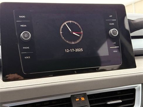 Certified 2025 Volkswagen Taos SE image 16