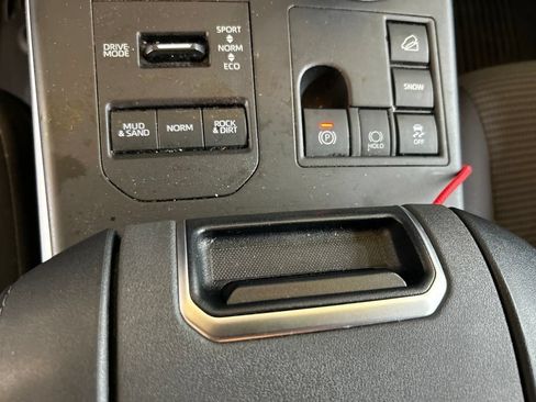 Used 2023 Toyota Highlander LE AWD/4WD image 9