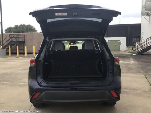 Used 2022 Toyota Highlander XLE AWD/4WD image 11