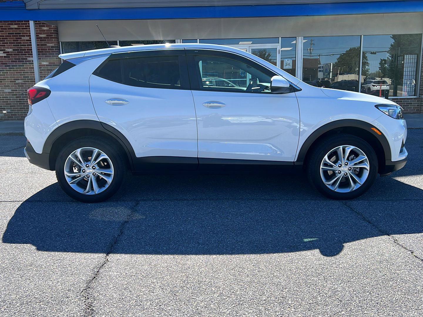 Used 2022 Buick Encore GX Preferred w/ Cold Weather Comfort Package AWD/4WD image 5