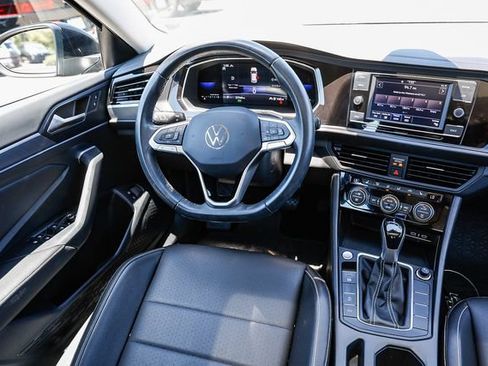 Used 2023 Volkswagen Jetta SE FWD image 17