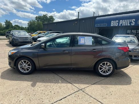 Used 2016 Ford Focus SE w/ SE Winter Package FWD image 4