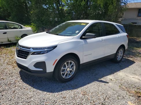 Used 2023 Chevrolet Equinox LS w/ LS Convenience Package image 2