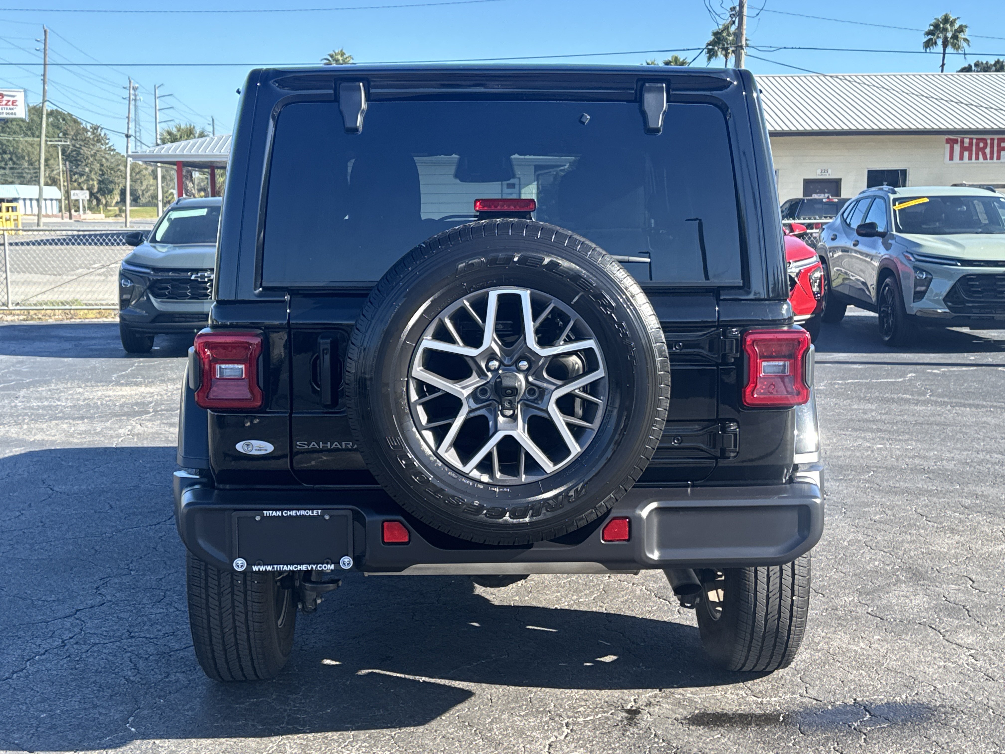 Used 2025 Jeep Wrangler Unlimited Sahara AWD/4WD image 8