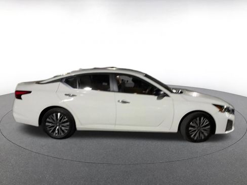 Used 2025 Nissan Altima 2.5 SV image 15