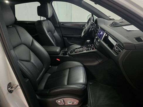 Certified 2024 Porsche Macan AWD/4WD image 29