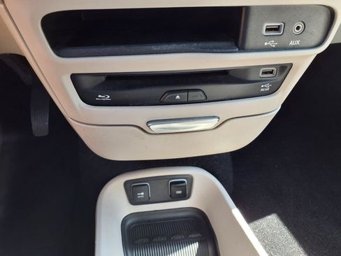 Used 2020 Chrysler Pacifica Touring-L Plus w/ Tire & Wheel Group FWD image 8