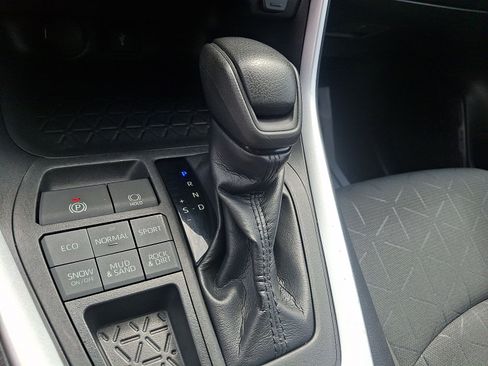 Used 2022 Toyota RAV4 XLE AWD/4WD image 14