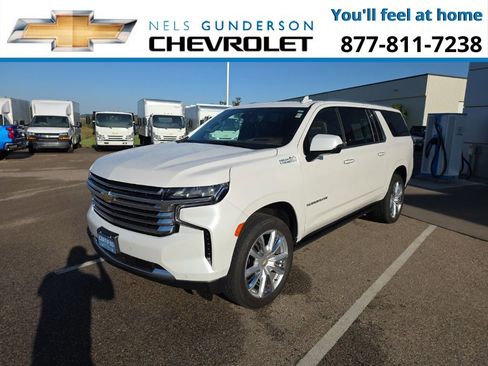 Used 2024 Chevrolet Suburban High Country w/ Advanced Technology Package image 3