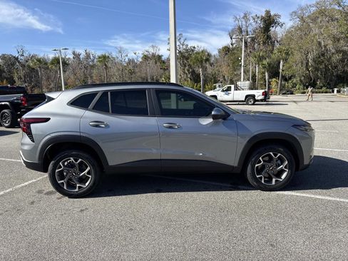 Used 2025 Chevrolet Trax LT w/ Driver Confidence Package image 2