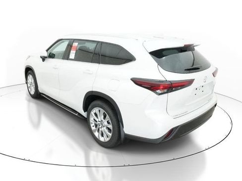 New 2026 Toyota Highlander AWD image 4