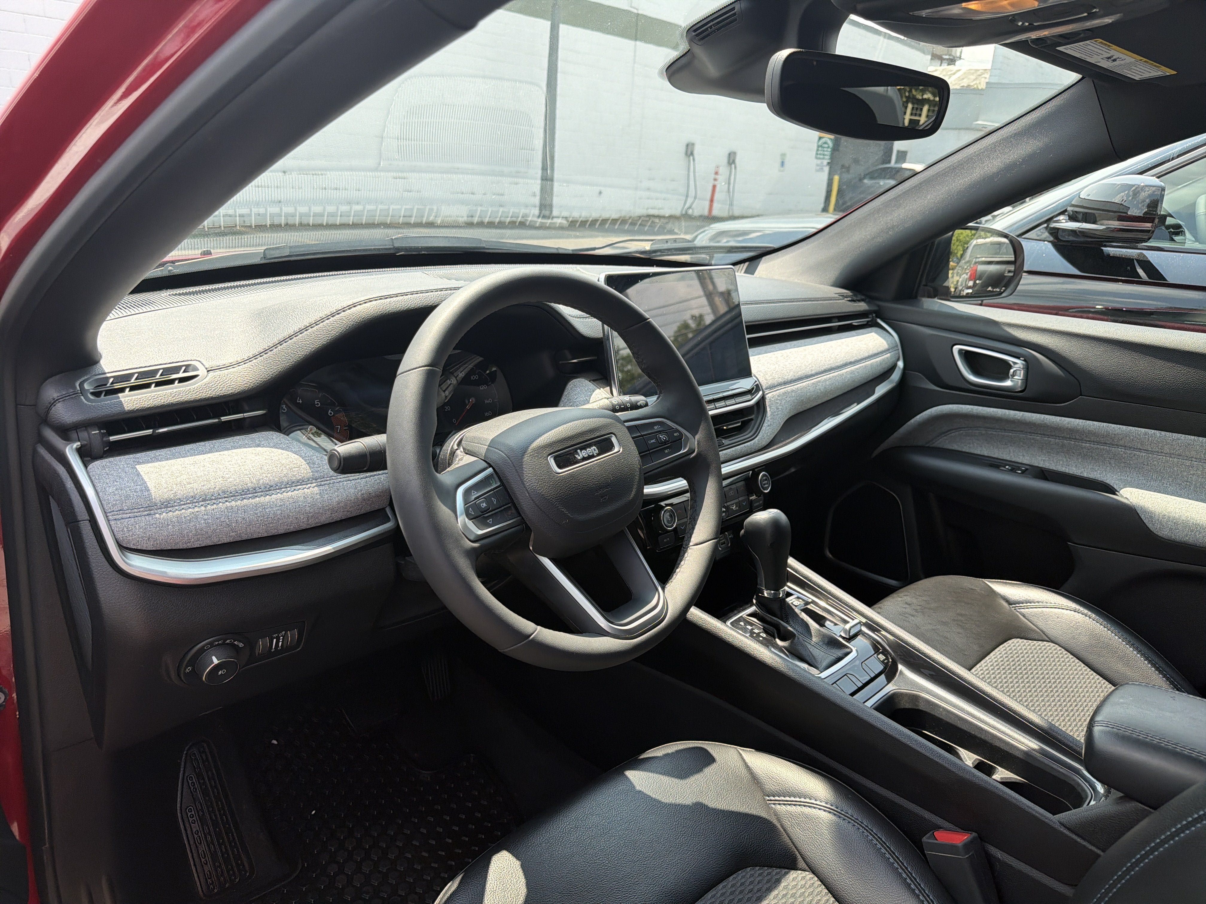 Used 2023 Jeep Compass Latitude w/ Convenience Group AWD/4WD image 9