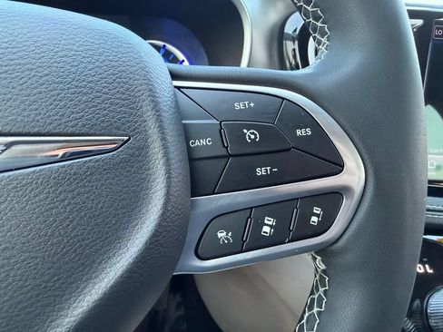 Used 2023 Chrysler Pacifica Touring-L FWD image 21