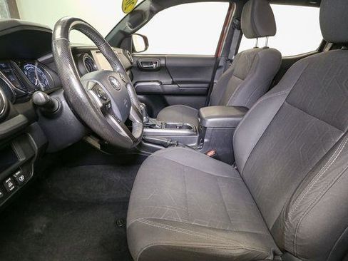 Used 2017 Toyota Tacoma TRD Sport image 43