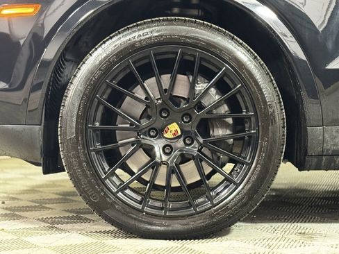 Used 2023 Porsche Cayenne Platinum Edition w/ Towing Package w/o Tow Ball image 2