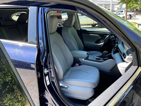 Used 2022 Toyota Highlander LE AWD/4WD image 9