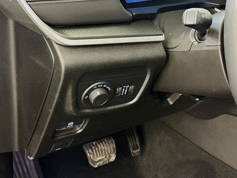 Used 2025 Jeep Grand Cherokee Altitude image 17