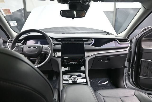 Used 2023 Jeep Grand Cherokee 4WD 4xe image 9