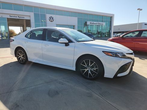 Used 2024 Toyota Camry SE image 8
