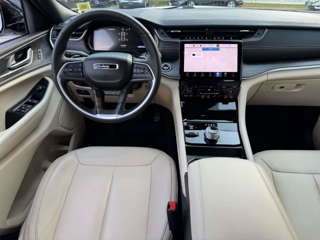 Used 2024 Jeep Grand Cherokee Limited AWD/4WD image 12