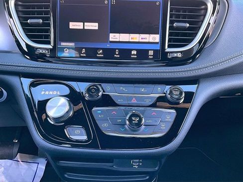 New 2026 Chrysler Pacifica Select image 33