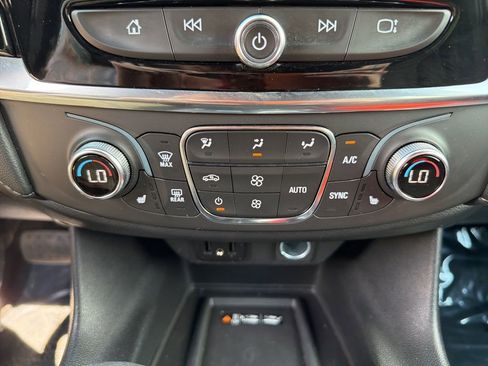 Used 2023 Chevrolet Traverse LT FWD image 29