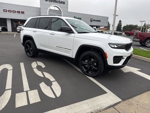 New 2025 Jeep Grand Cherokee Altitude image 3