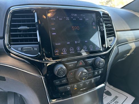 Used 2019 Jeep Grand Cherokee Limited image 29