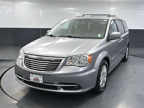 Used 2015 Chrysler Town & Country Touring FWD image 10