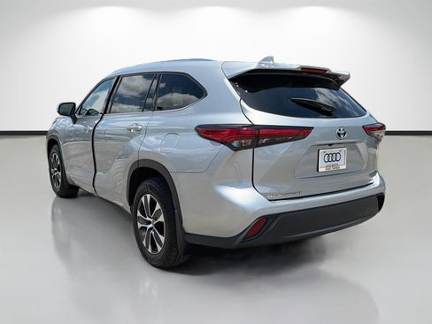 Used 2021 Toyota Highlander XLE AWD/4WD image 5