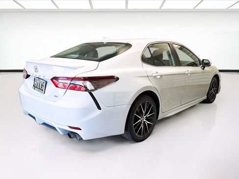 Used 2022 Toyota Camry SE FWD image 4