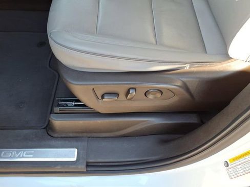 Used 2022 GMC Yukon XL SLT w/ SLT Premium Package image 18