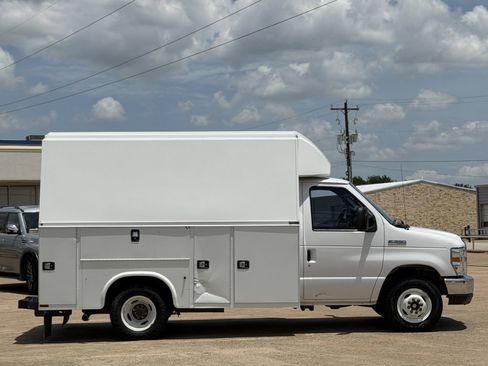 Used 2019 Ford E-350 and Econoline 350 Super Duty w/ Power Windows & Locks Group RWD image 3