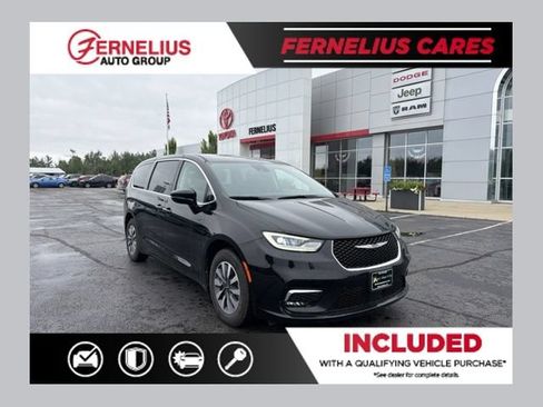 Used 2024 Chrysler Pacifica Limited FWD image 1