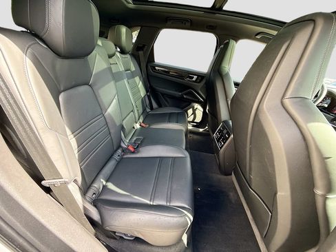 Used 2023 Porsche Cayenne AWD/4WD image 28