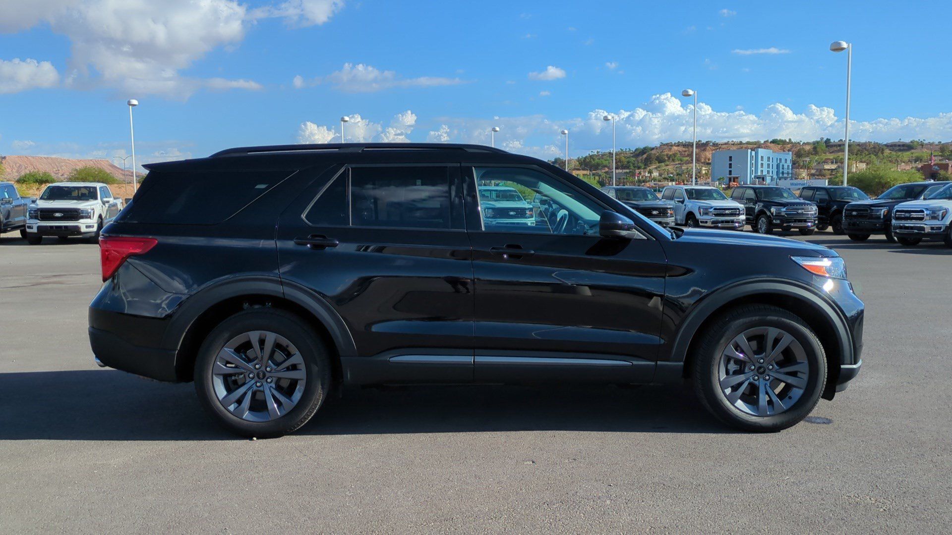 Used 2023 Ford Explorer XLT w/ Equipment Group 202A AWD/4WD image 2