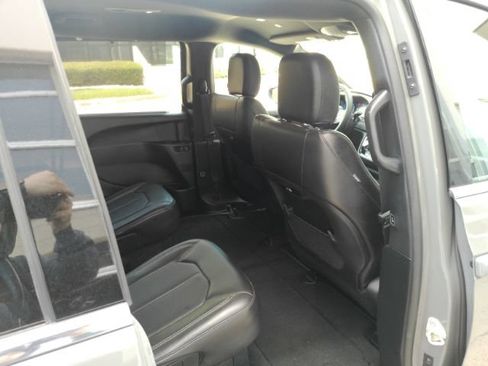Used 2025 Chrysler Pacifica Select FWD image 27