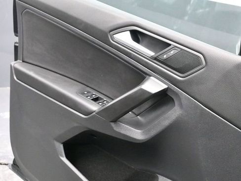 Used 2021 Volkswagen Tiguan SE image 22