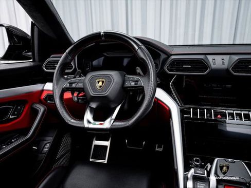 Used 2022 Lamborghini Urus AWD/4WD image 32