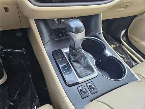 Used 2019 Toyota Highlander XLE FWD image 12