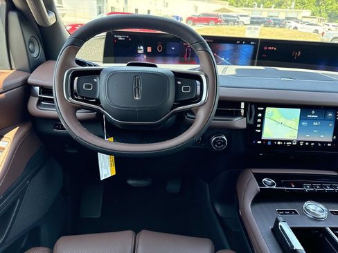 New 2026 Lincoln Navigator Reserve AWD/4WD image 18