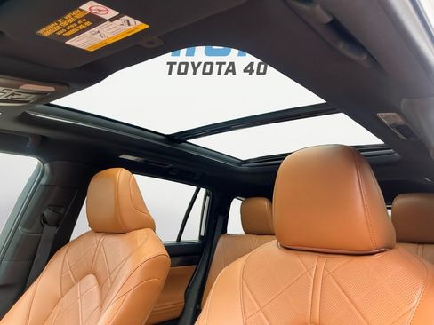 Used 2025 Toyota Highlander Platinum AWD/4WD image 9