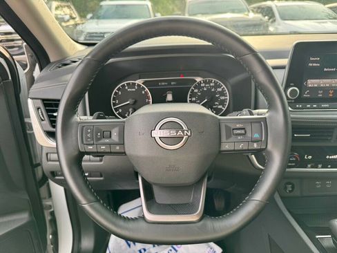 Used 2025 Nissan Rogue SV FWD image 5