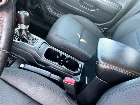 Used 2019 Jeep Wrangler Unlimited Sahara AWD/4WD image 16